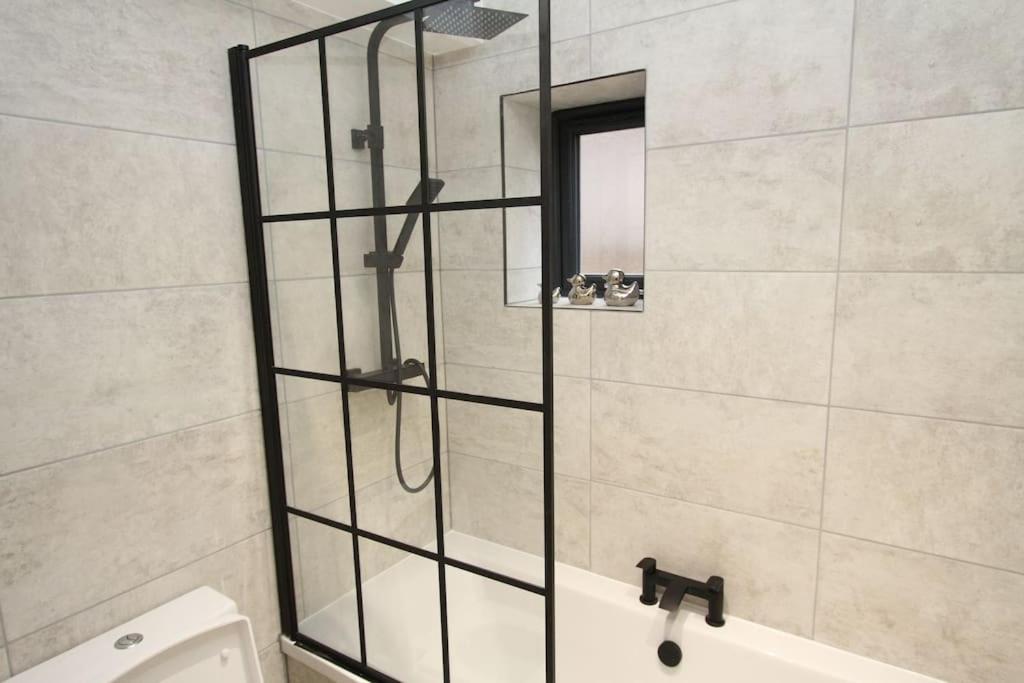 Lovely One Bed Apartment-Near All Transport-Village-Freeparking London Exterior foto